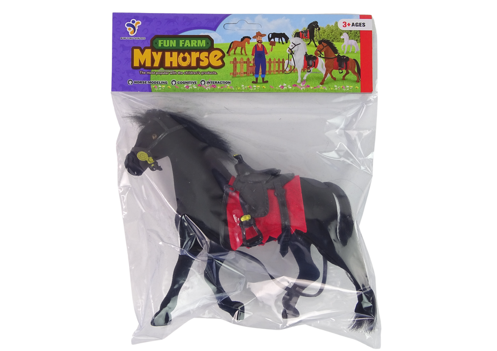 Cavalo preto aveludado com sela vermelha