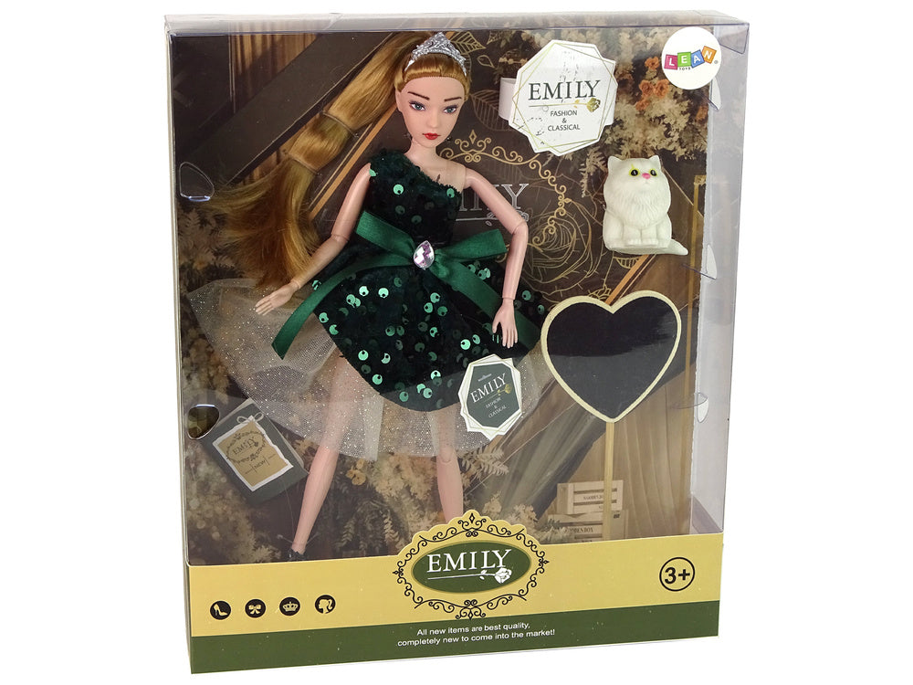Boneca Emily com coração de madeira e gato branco