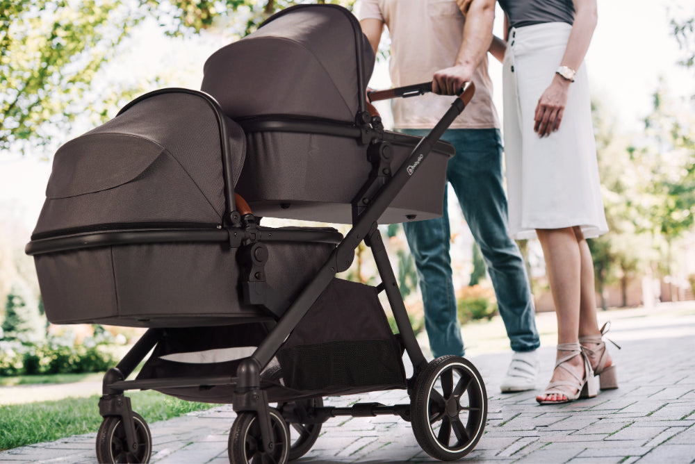 Carrinho De Gémeos Trio conversível Capas De Chuva, Adaptadores, Saco Muda Fraldas, cadeiras auto grupo 0 e bases Isofix babyGO Duo Mega Grey/Black Grip
