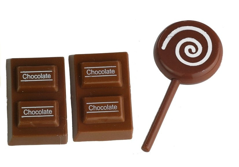 Conjunto de aniversário com bolo, bolachas, velas e gelado