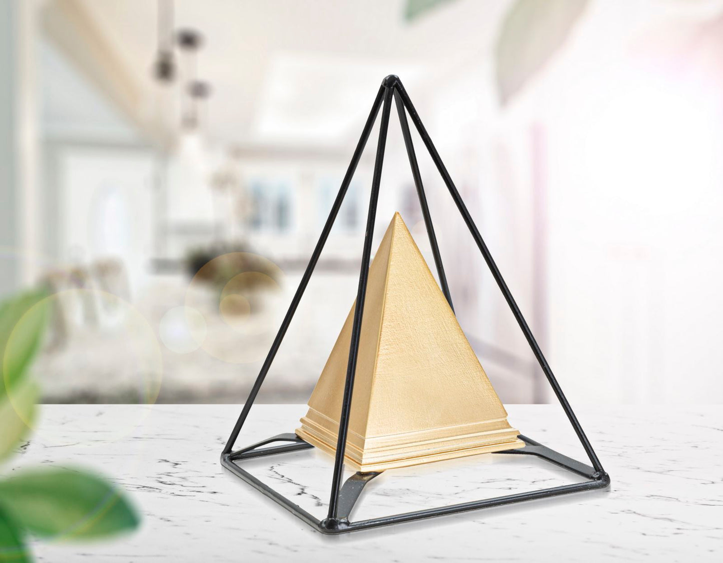 Pirâmide Dourado com Ferro Cm 15x15x21