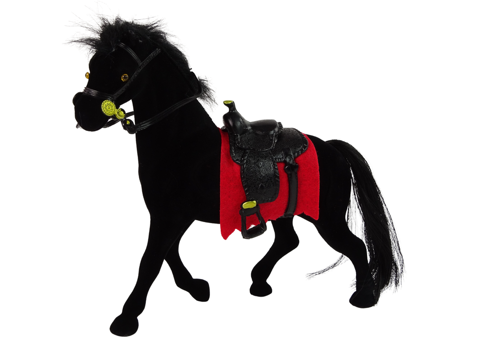 Cavalo preto aveludado com sela vermelha