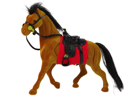 Cavalo castanho aveludado com sela vermelha