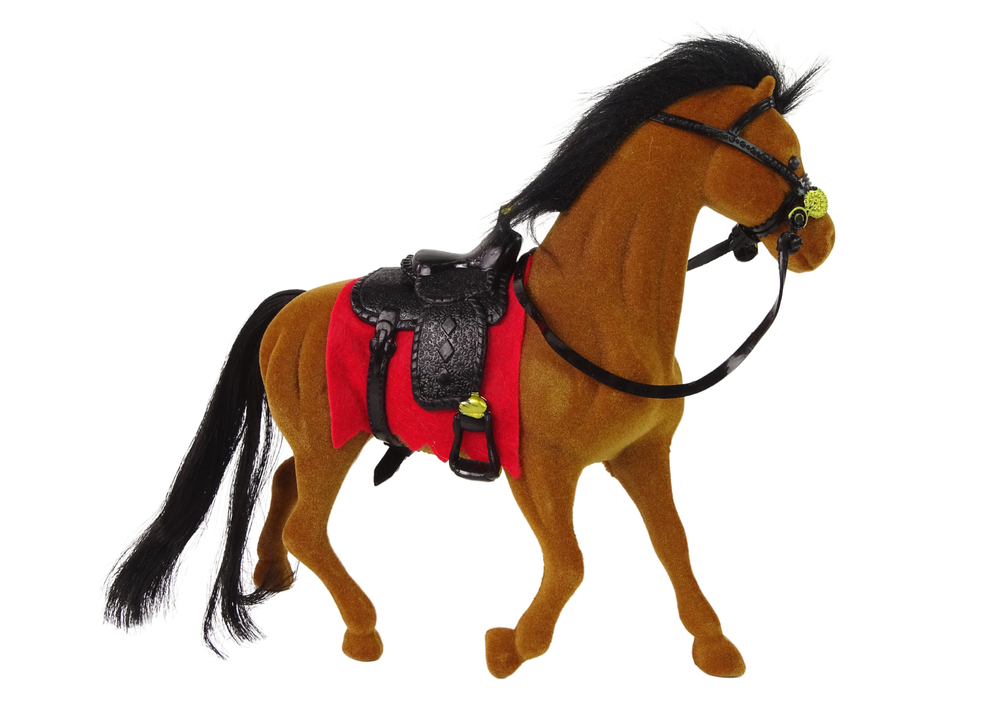 Cavalo castanho aveludado com sela vermelha