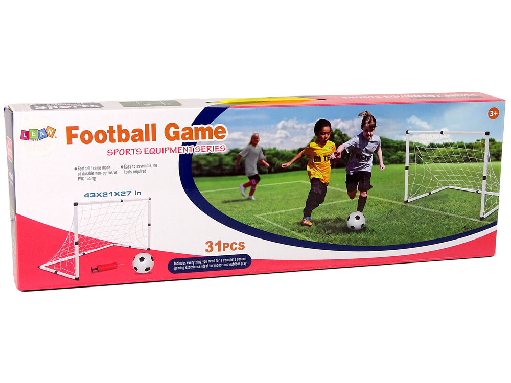 Baliza de futebol grande com bola e bomba