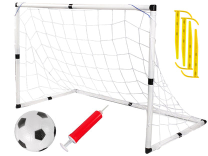 Baliza de futebol grande com bola e bomba