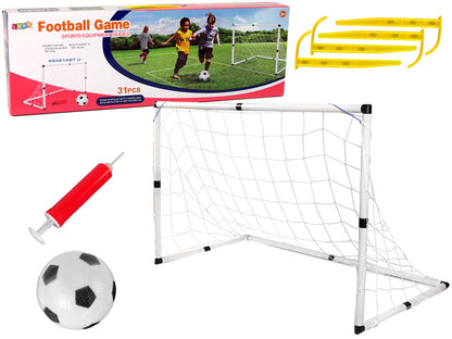 Baliza de futebol grande com bola e bomba