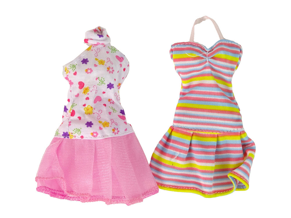 Boneca Emily com acessórios e vestidos removíveis