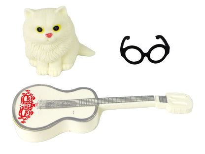Boneca Emily com guitarra, óculos, cabelo loiro comprido e gato