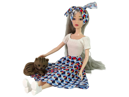 Boneca Emily com cabelo cinzento, gato e baloiço