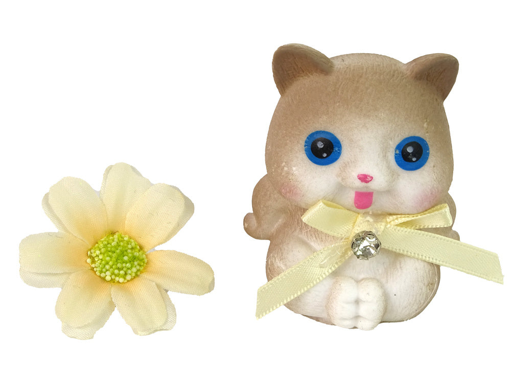 Boneca Emily com cabelo comprido, gatinho e flor