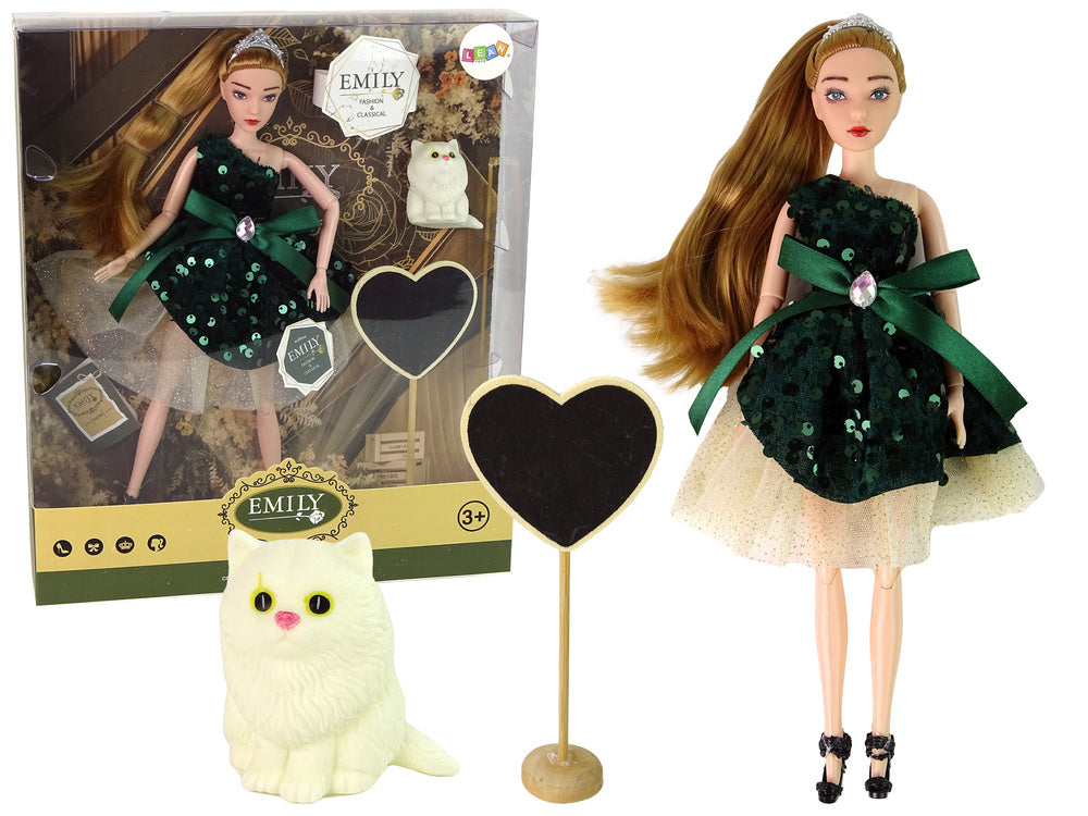 Boneca Emily com coração de madeira e gato branco
