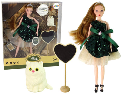 Boneca Emily com coração de madeira e gato branco