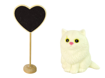 Boneca Emily com coração de madeira e gato branco