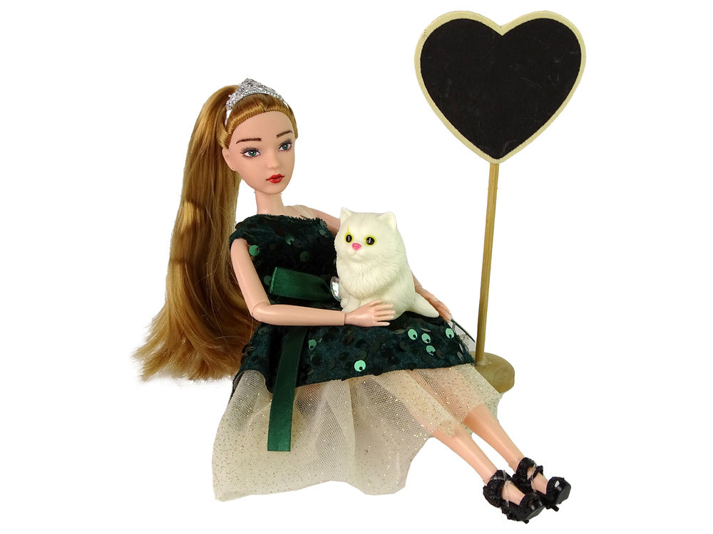 Boneca Emily com coração de madeira e gato branco