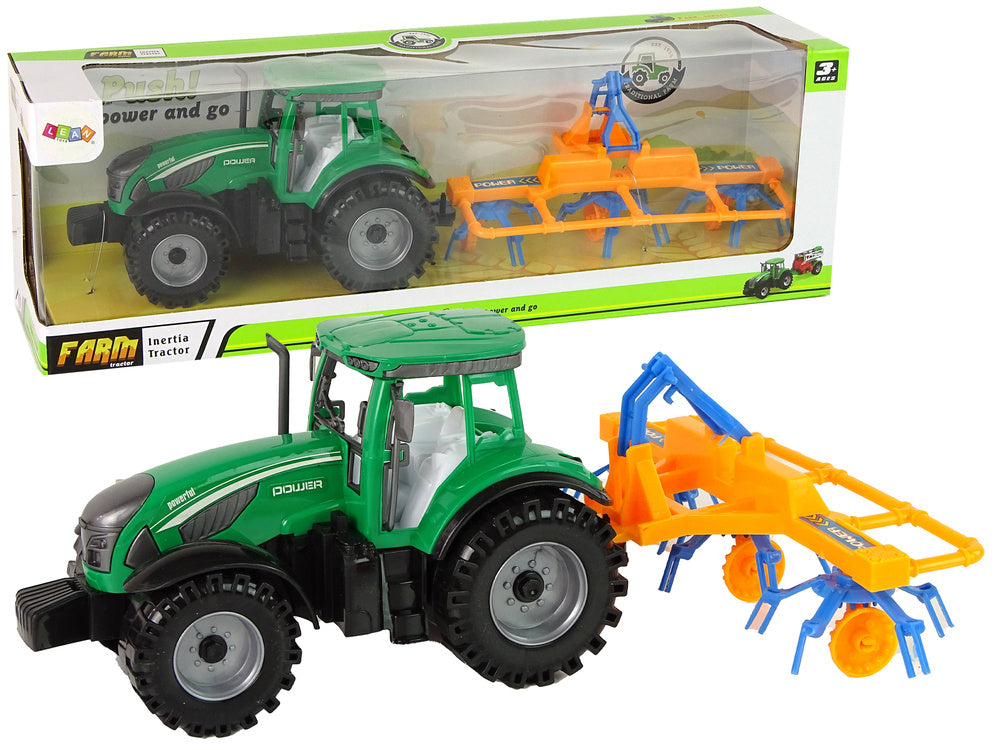 Trator verde com ancinho azul/laranja