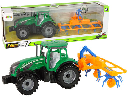 Trator verde com ancinho azul/laranja