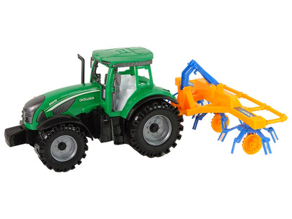 Trator verde com ancinho azul/laranja