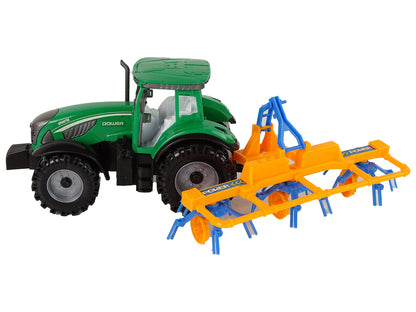 Trator verde com ancinho azul/laranja