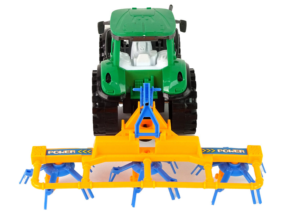 Trator verde com ancinho azul/laranja
