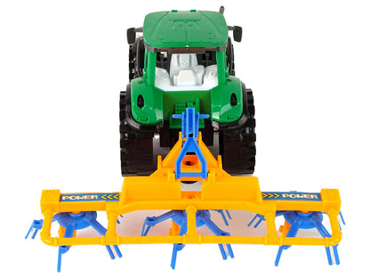 Trator verde com ancinho azul/laranja