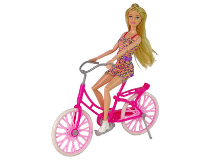 Boneca com bicicleta rosa