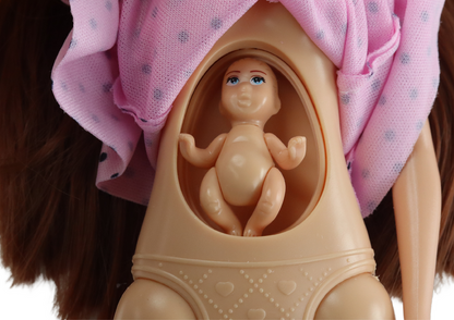 Boneca grávida cor-de-rosa com acessórios