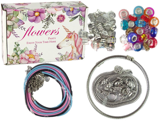 Conjunto de pulseiras, correntes e contas coloridas