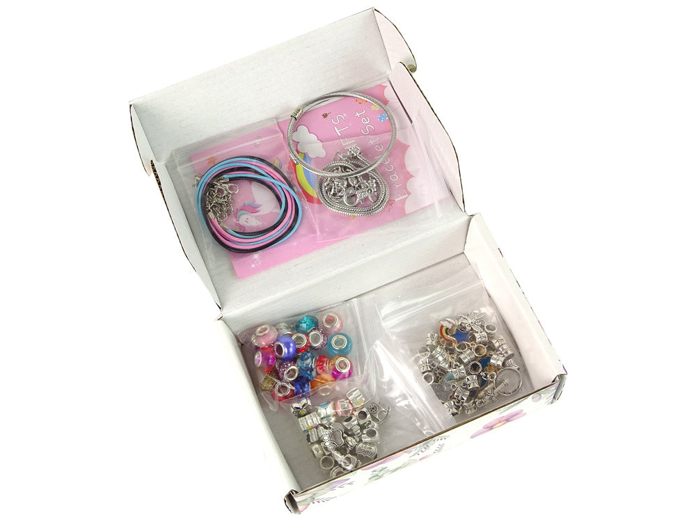 Conjunto de pulseiras, correntes e contas coloridas