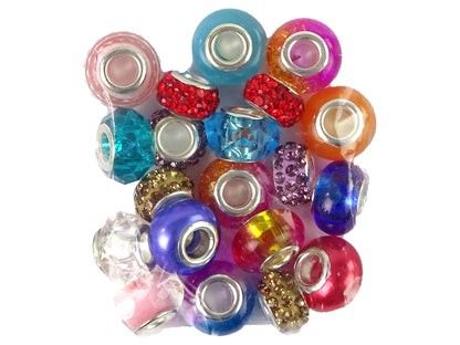 Conjunto de pulseiras, correntes e contas coloridas