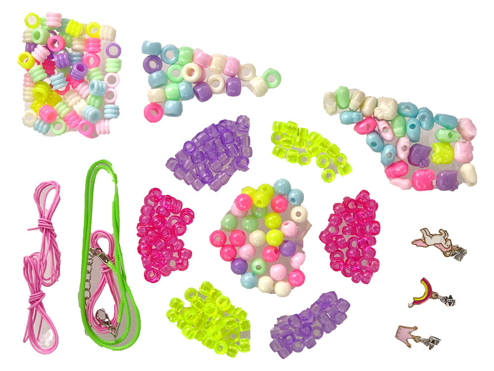 Conjunto colorido de unhas e joalharia