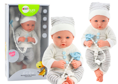 Boneca bebé roupa branca e cinza com chapéu e chupeta