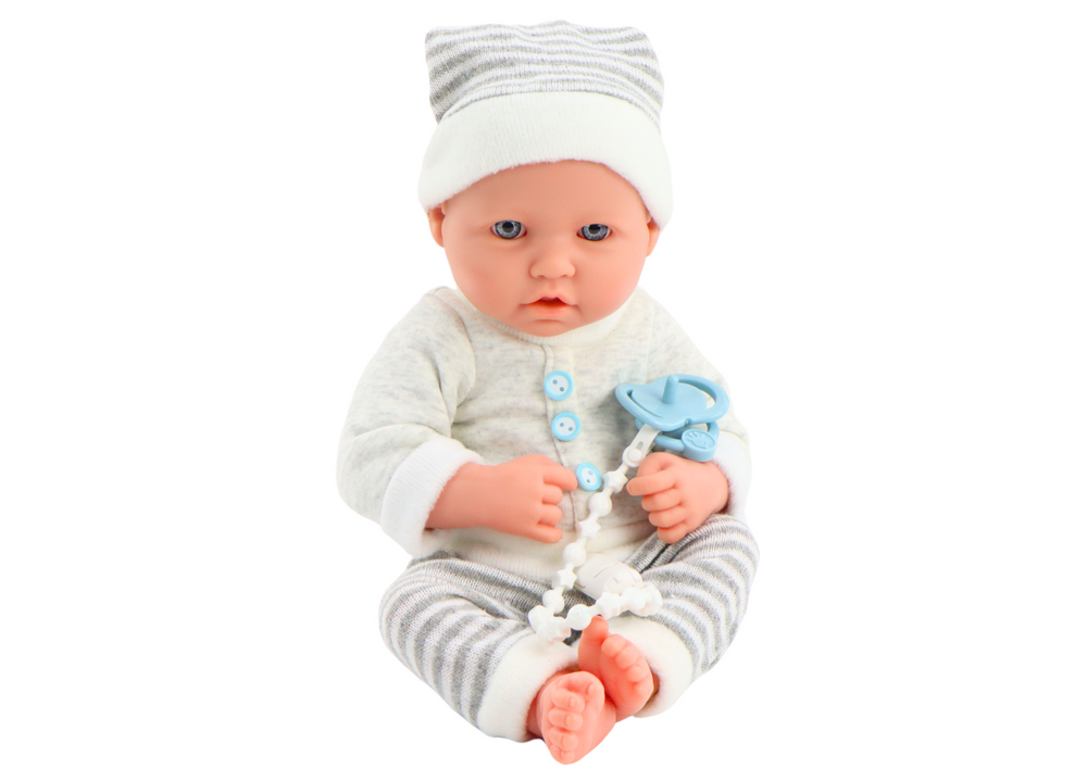 Boneca bebé roupa branca e cinza com chapéu e chupeta