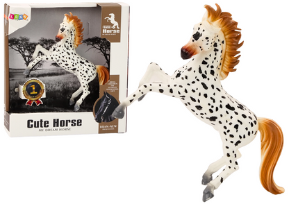 Cavalo branco com pintas estábulo