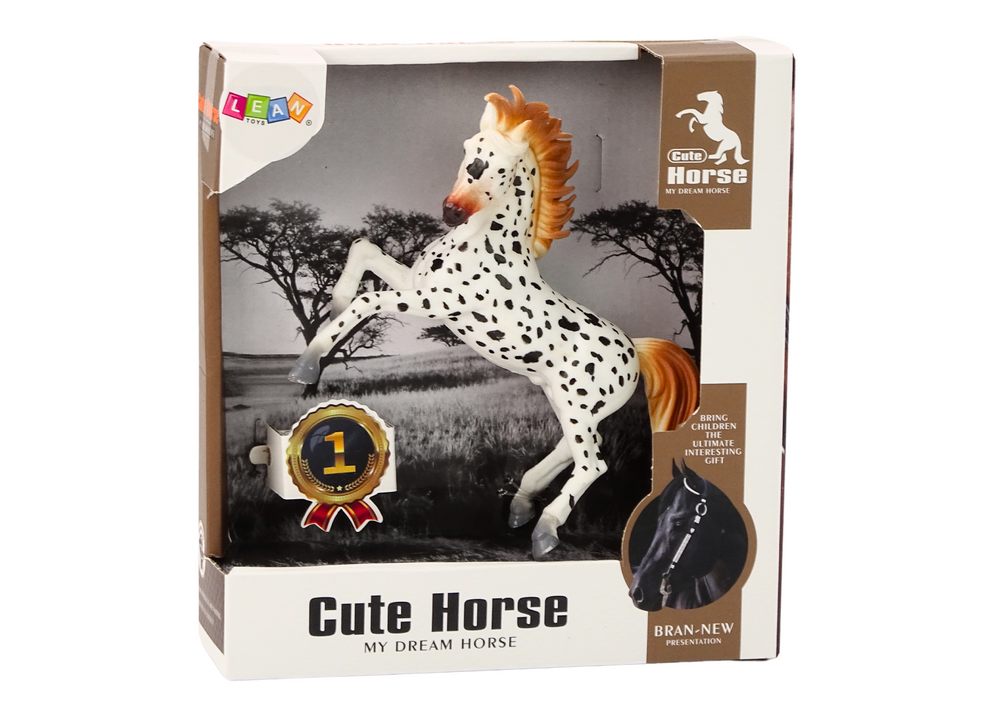 Cavalo branco com pintas estábulo