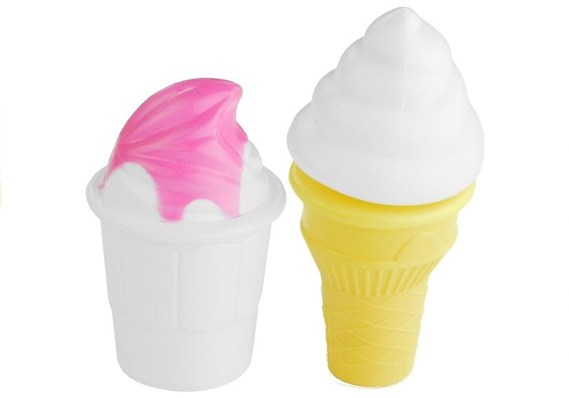 Conjunto de aniversário com bolo, bolachas, velas e gelado
