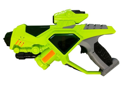 Armas espaciais com pistola laser, sabre de luz e máscara verde