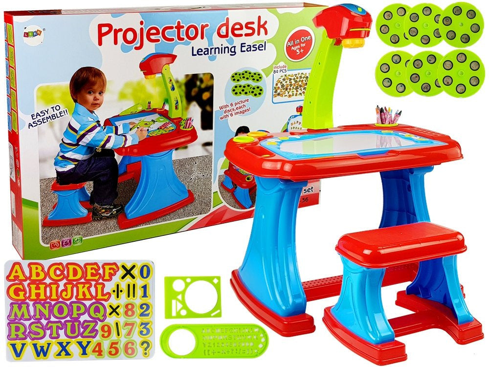 Mesa educativa com projetor cadeira lápis ímanes letras números