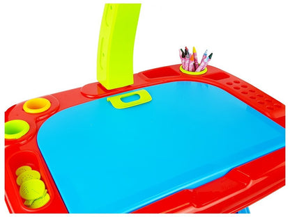 Mesa educativa com projetor cadeira lápis ímanes letras números