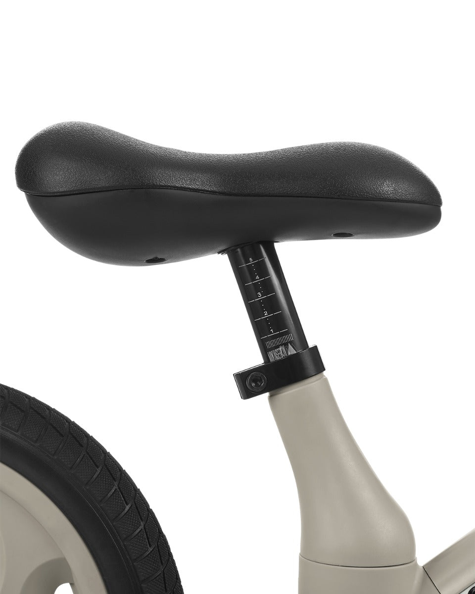 Bicicleta de equilíbrio bege preta