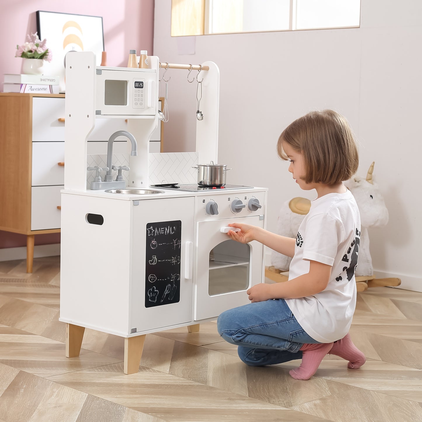 Cozinha Com Quadro Negro Branco Viga