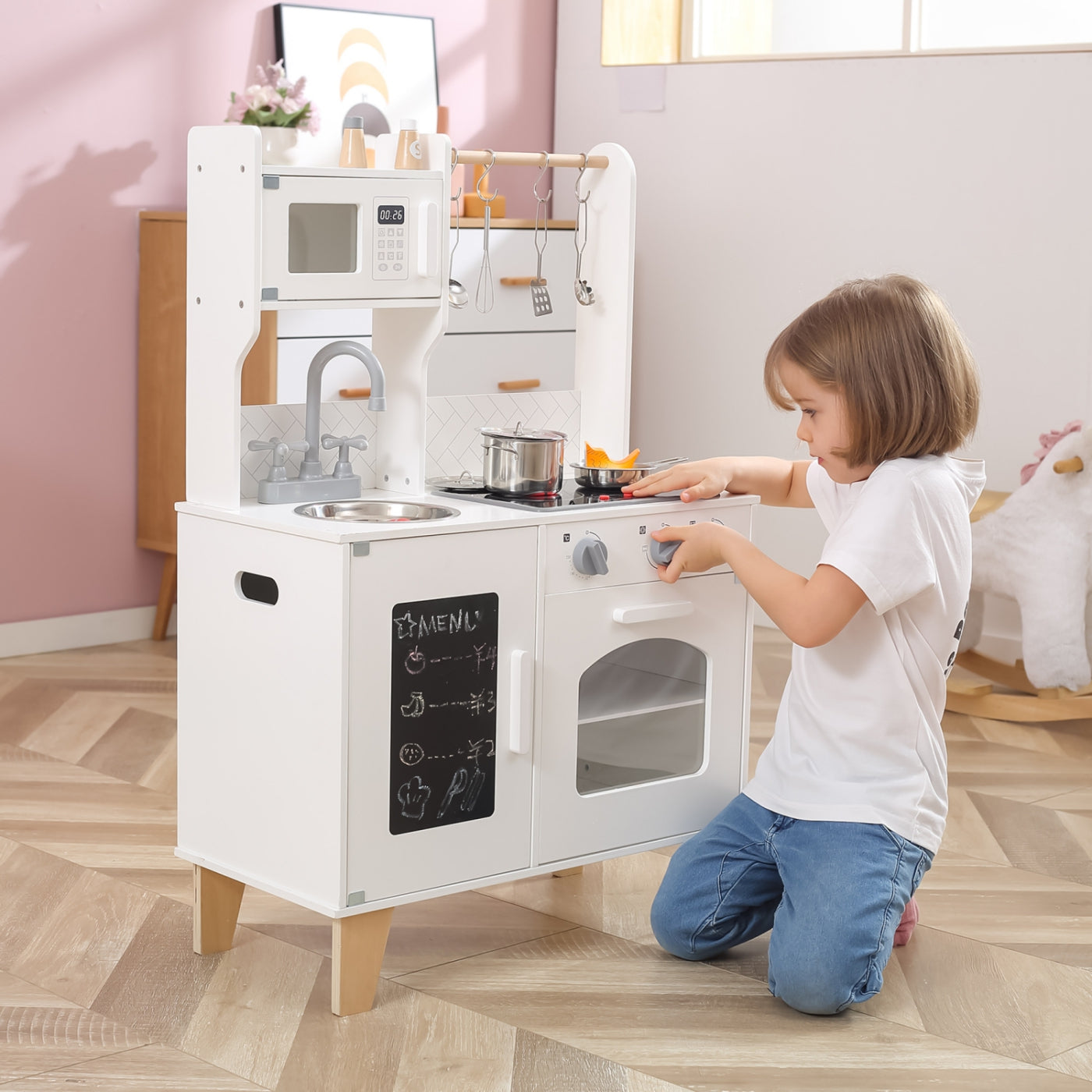 Cozinha Com Quadro Negro Branco Viga