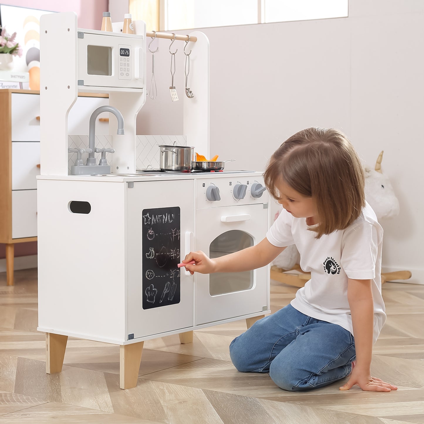 Cozinha Com Quadro Negro Branco Viga